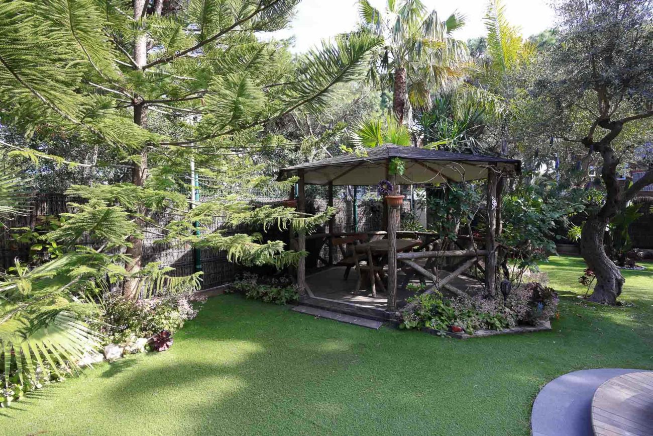 Casa unifamiliar en Gavà Mar — segunda línea de mar con jardín, piscina y máxima privacidad