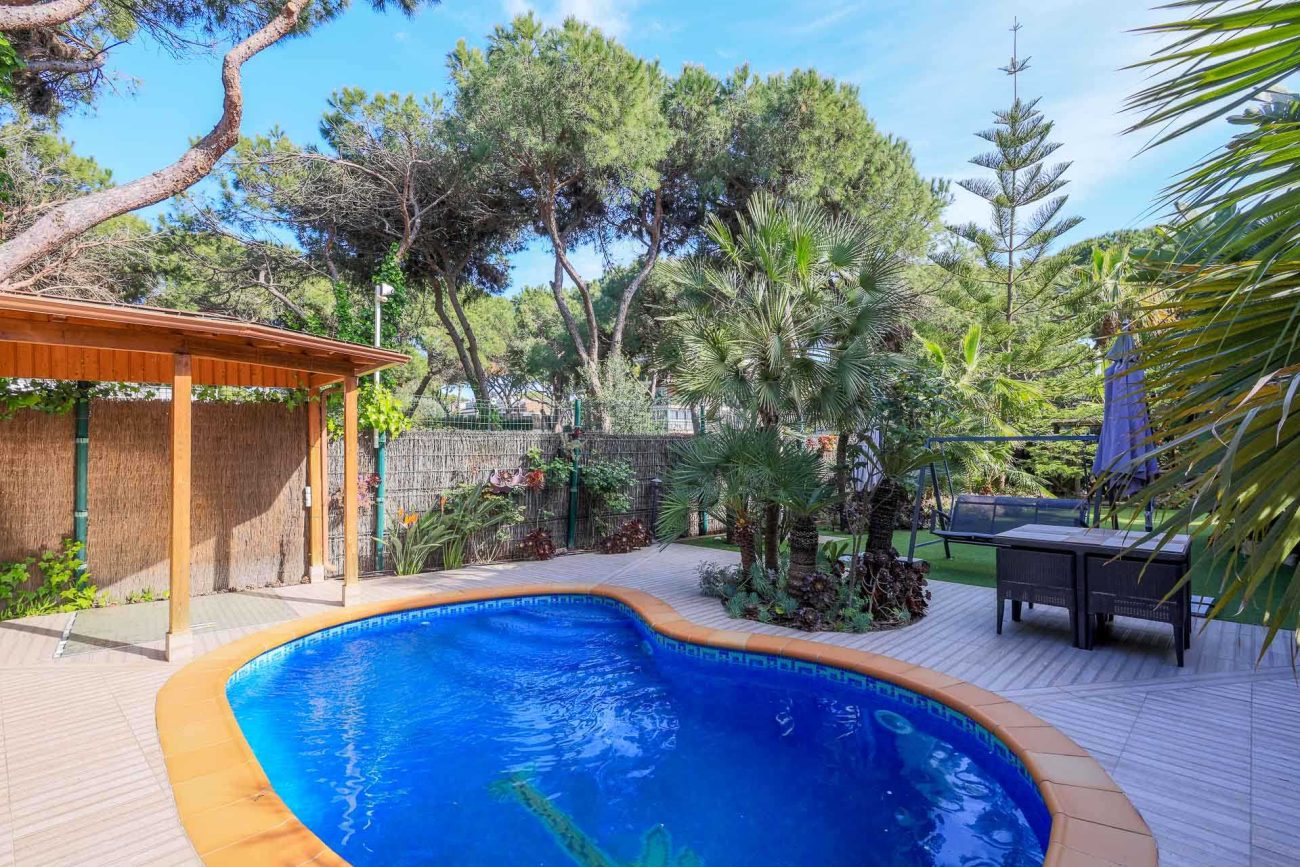 Casa unifamiliar en Gavà Mar — segunda línea de mar con jardín, piscina y máxima privacidad