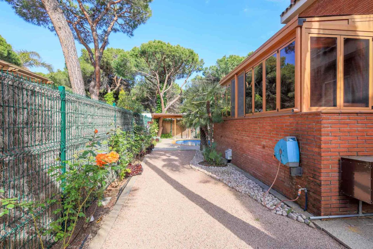 Casa unifamiliar en Gavà Mar — segunda línea de mar con jardín, piscina y máxima privacidad