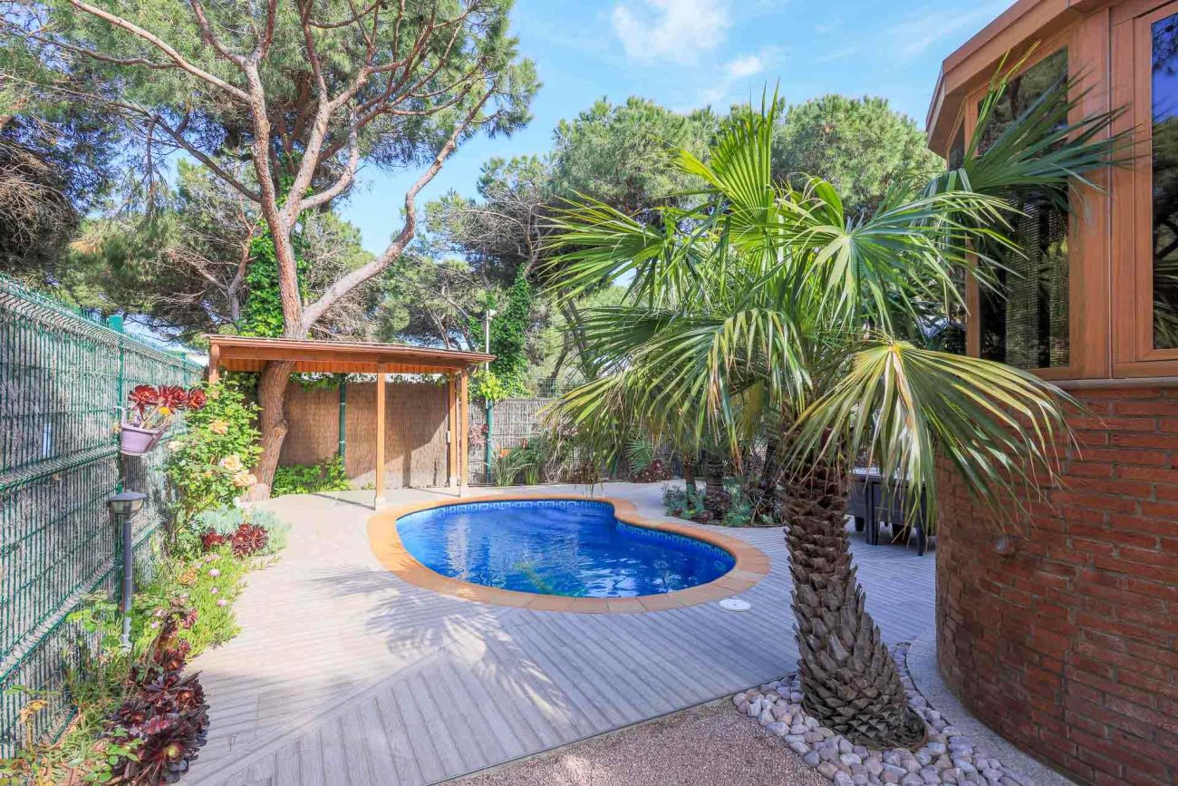 Casa unifamiliar en Gavà Mar — segunda línea de mar con jardín, piscina y máxima privacidad