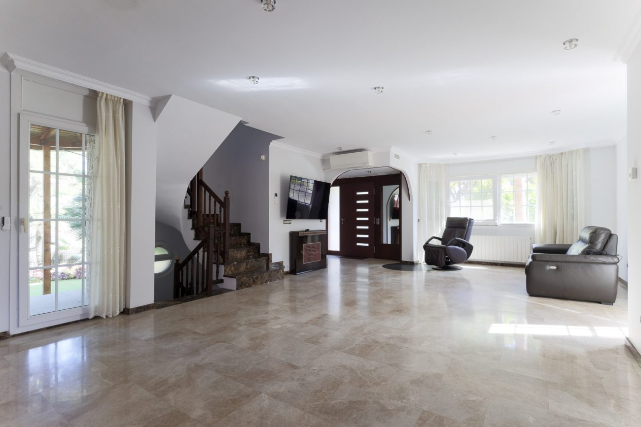 Casa unifamiliar en Gavà Mar — segunda línea de mar con jardín, piscina y máxima privacidad