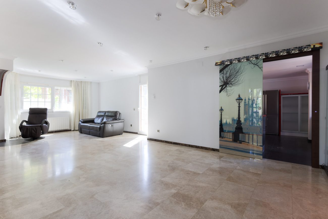 Casa unifamiliar en Gavà Mar — segunda línea de mar con jardín, piscina y máxima privacidad