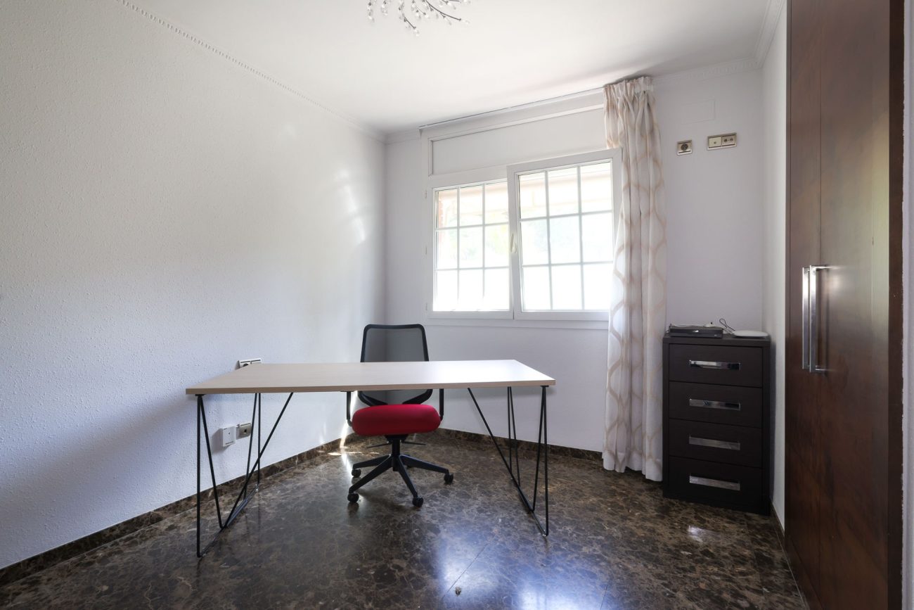 Casa unifamiliar en Gavà Mar — segunda línea de mar con jardín, piscina y máxima privacidad