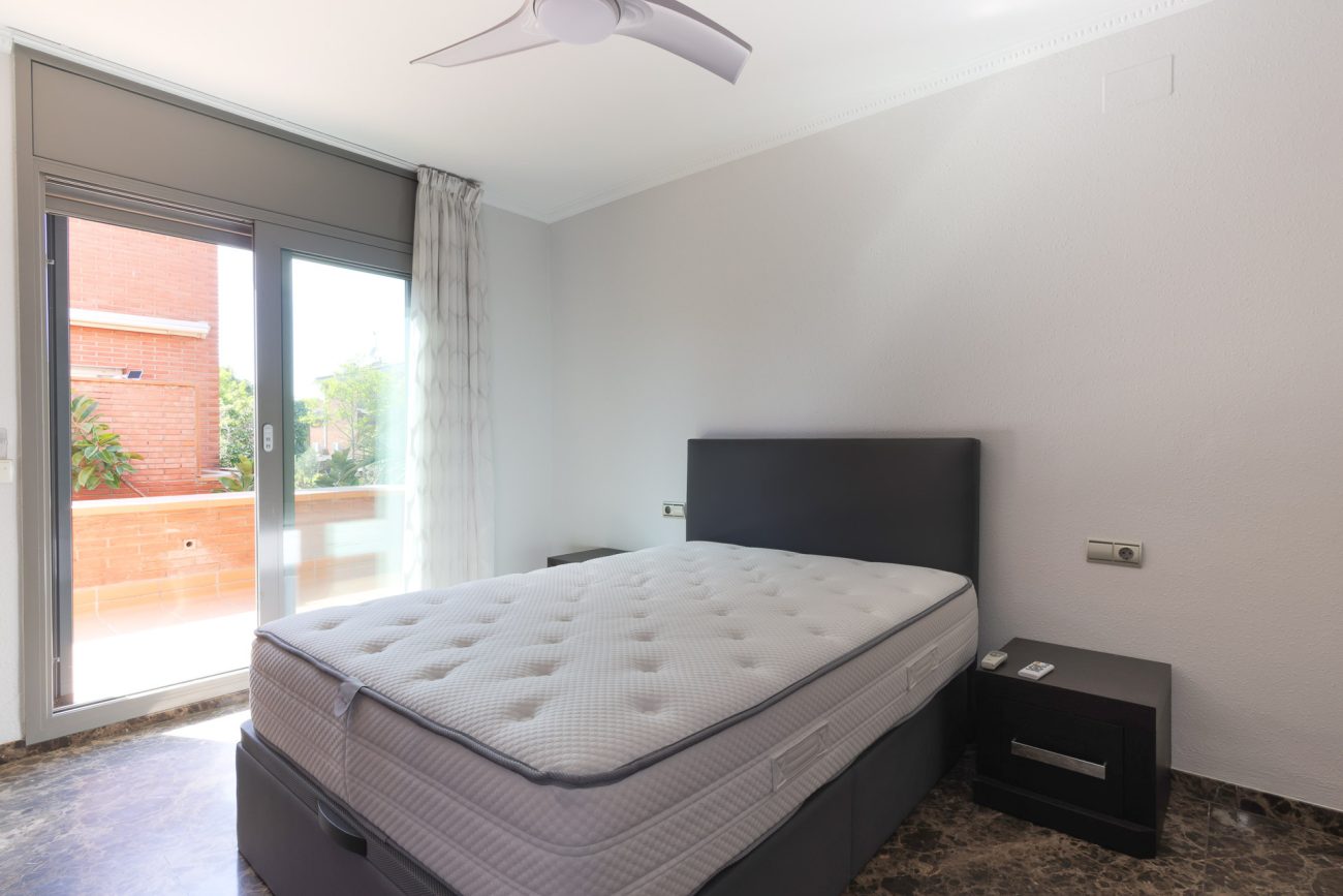 Casa unifamiliar en Gavà Mar — segunda línea de mar con jardín, piscina y máxima privacidad