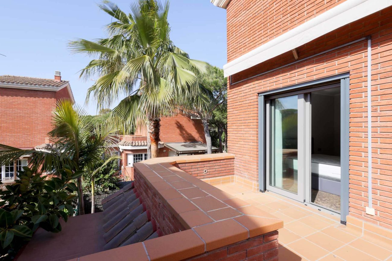 Casa unifamiliar en Gavà Mar — segunda línea de mar con jardín, piscina y máxima privacidad