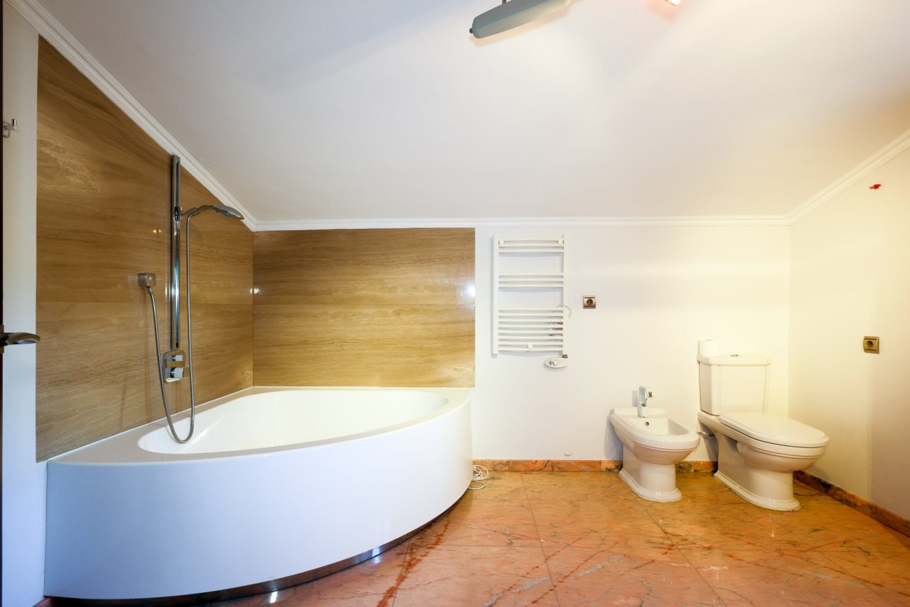 Casa unifamiliar en Gavà Mar — segunda línea de mar con jardín, piscina y máxima privacidad