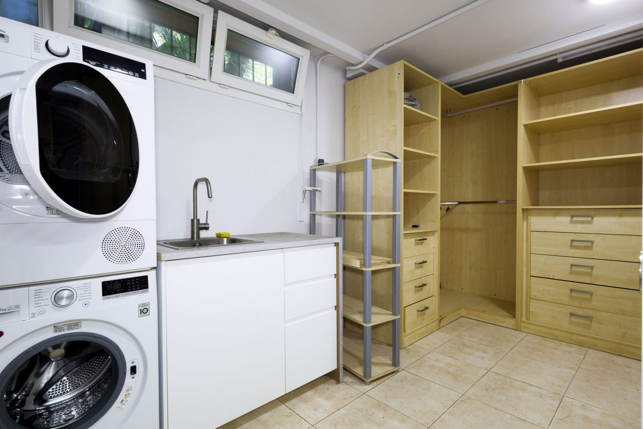 Casa unifamiliar en Gavà Mar — segunda línea de mar con jardín, piscina y máxima privacidad