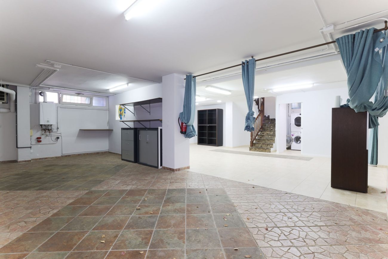 Casa unifamiliar en Gavà Mar — segunda línea de mar con jardín, piscina y máxima privacidad