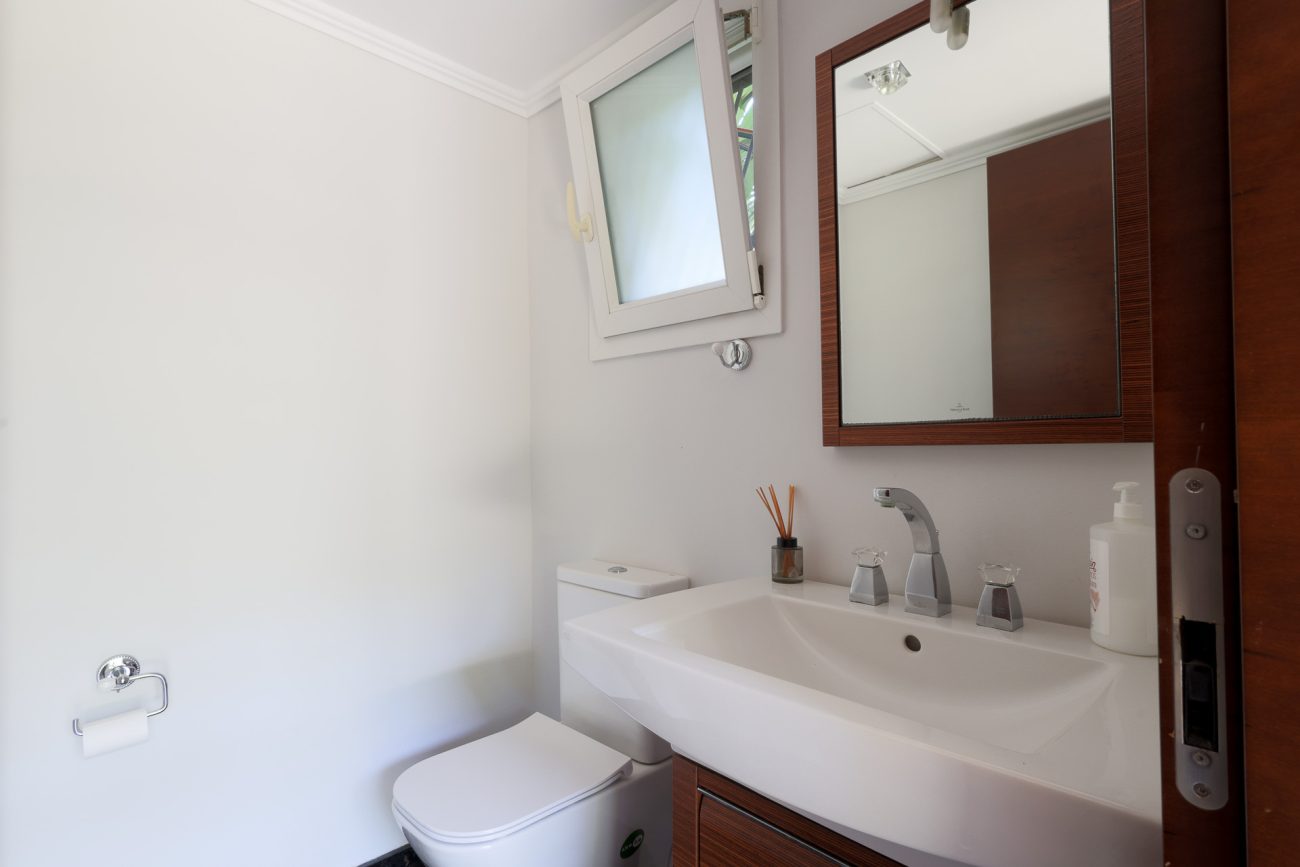 Casa unifamiliar en Gavà Mar — segunda línea de mar con jardín, piscina y máxima privacidad