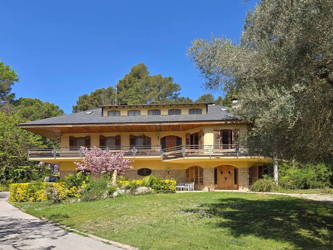 Villa de lujo en Begues — finca única con 6.000 m² de parcela y alto potencial de inversión
