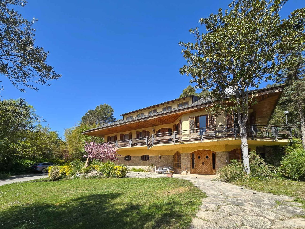 Villa de lujo en Begues — finca única con 6.000 m² de parcela y alto potencial de inversión