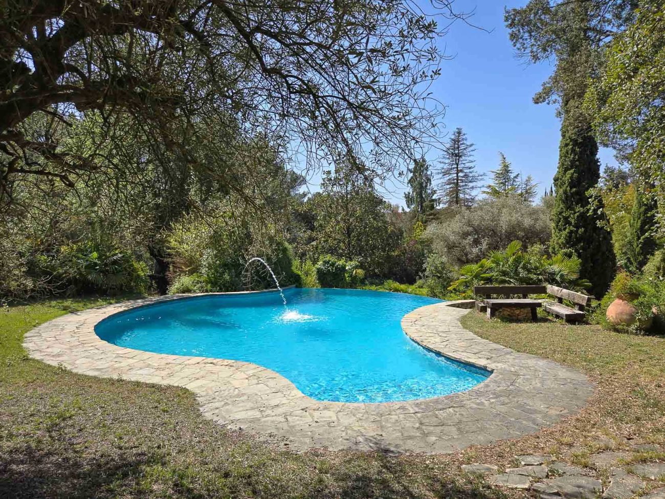 Villa de lujo en Begues — finca única con 6.000 m² de parcela y alto potencial de inversión