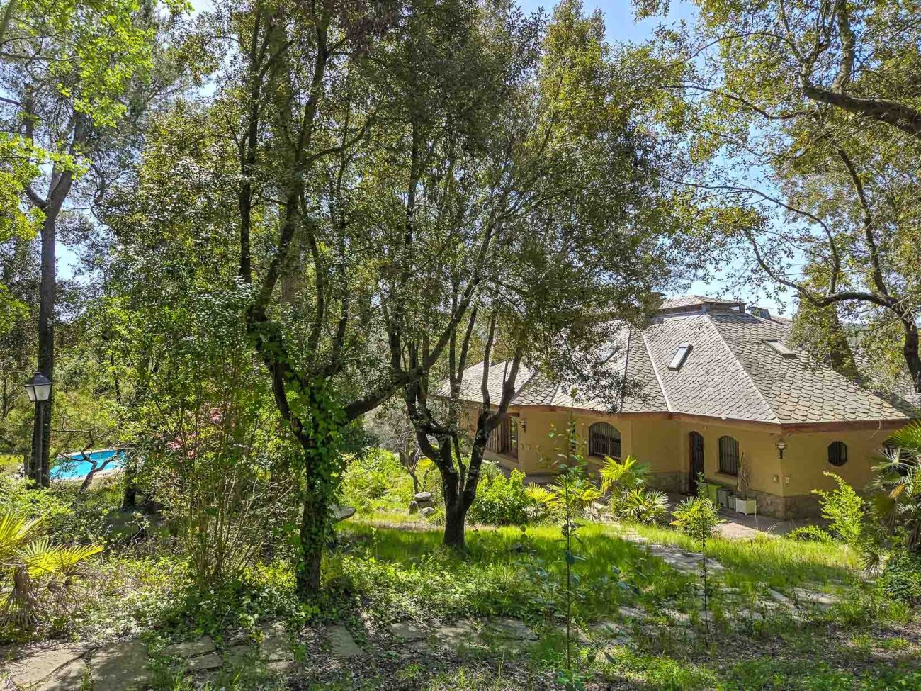 Villa de lujo en Begues — finca única con 6.000 m² de parcela y alto potencial de inversión