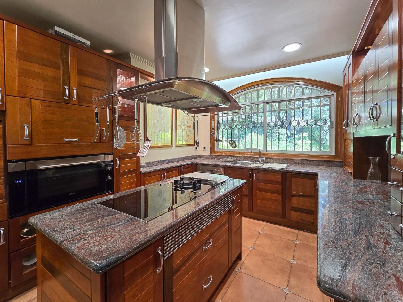 Villa de lujo en Begues — finca única con 6.000 m² de parcela y alto potencial de inversión