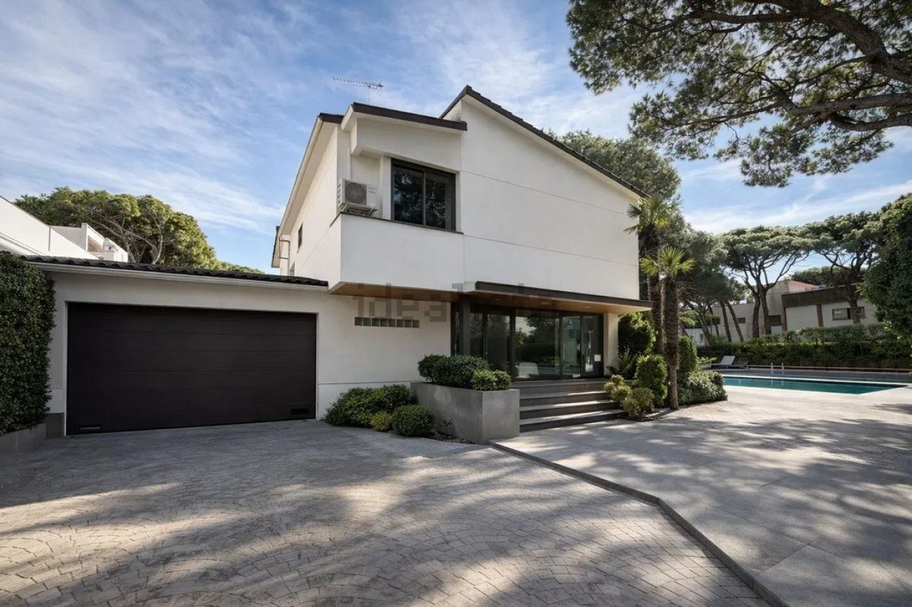 Casa unifamiliar en alquiler en Castelldefels Playa — segunda línea de mar con jardín, piscina y sauna