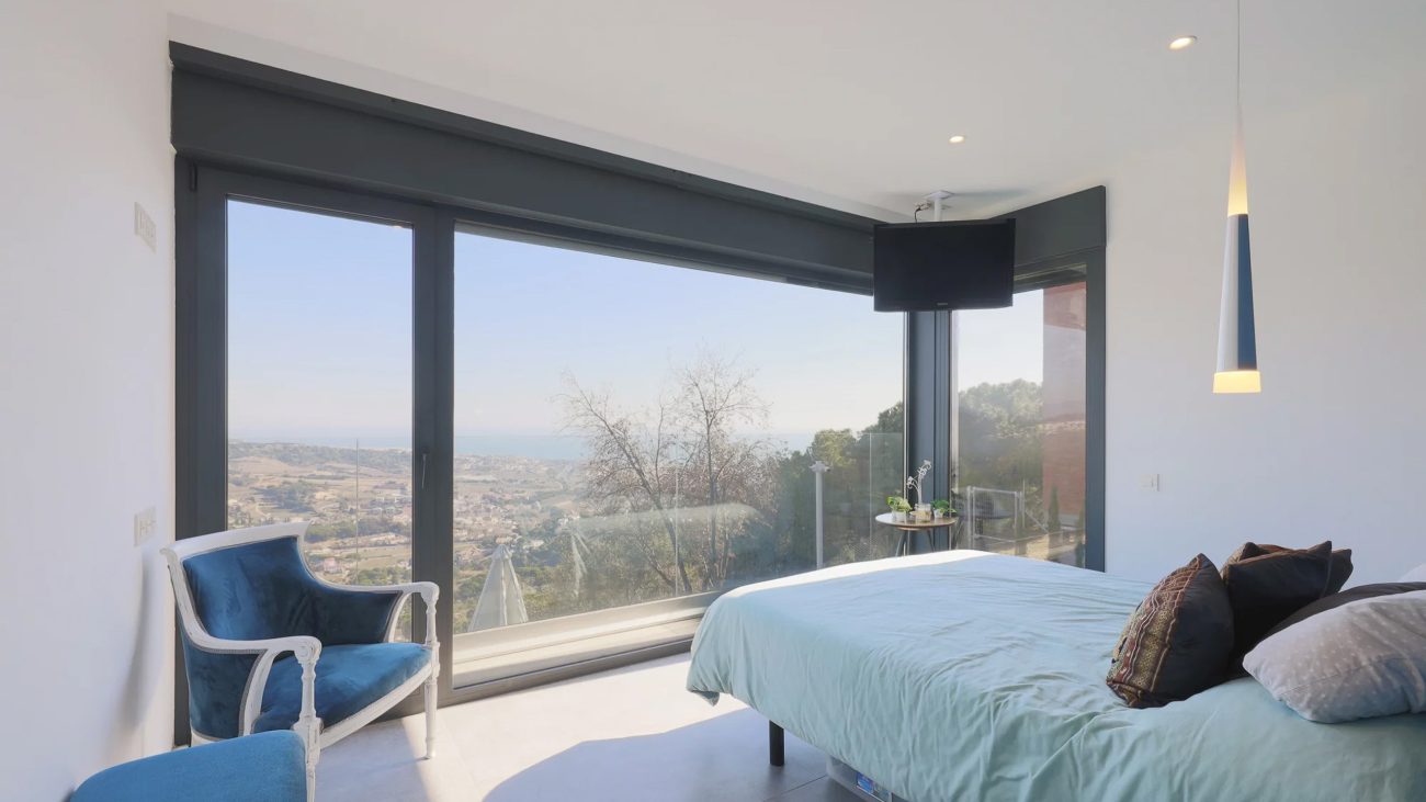 Un hogar eco-friendly y lleno de luz con impresionantes vistas al mar