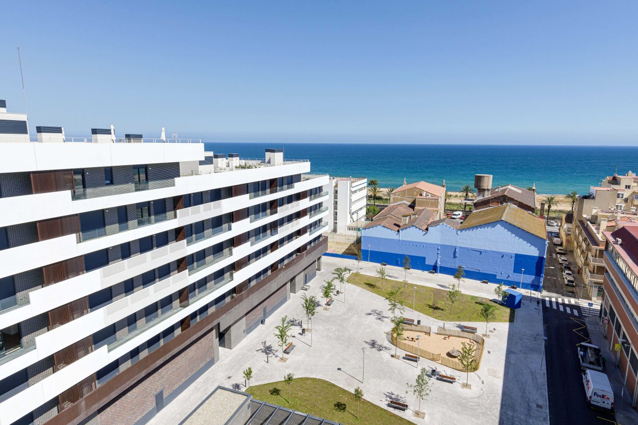 El nuevo complejo moderno está ubicado en las afueras de Barcelona, a 5 minutos a pie de la playa de arena