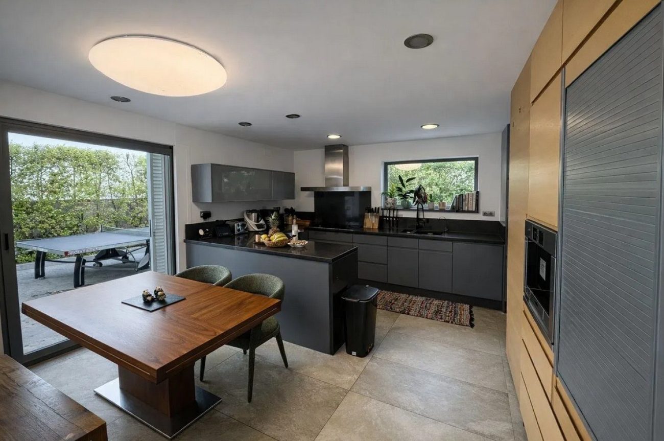 Casa unifamiliar en alquiler en Castelldefels Playa — segunda línea de mar con jardín, piscina y sauna