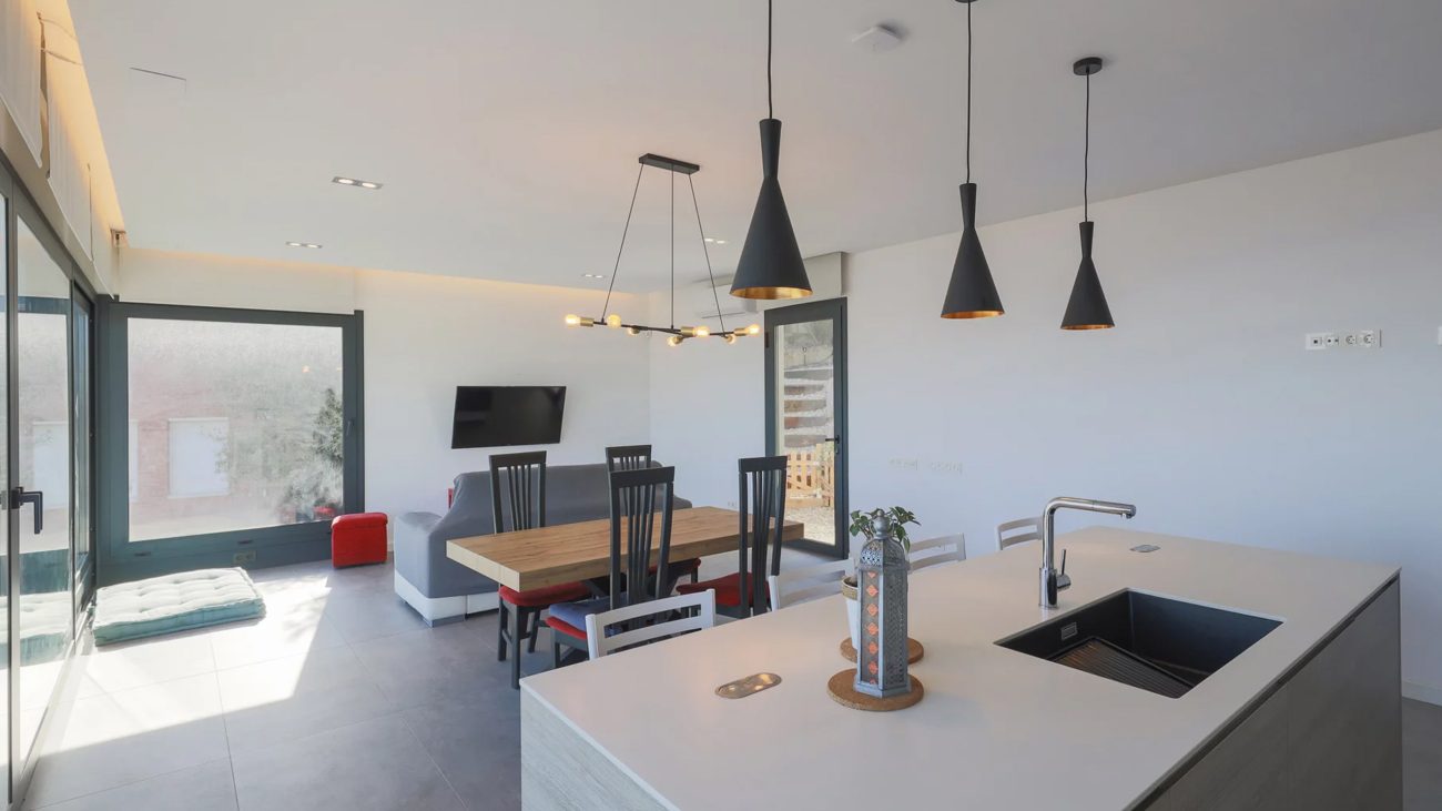Un hogar eco-friendly y lleno de luz con impresionantes vistas al mar