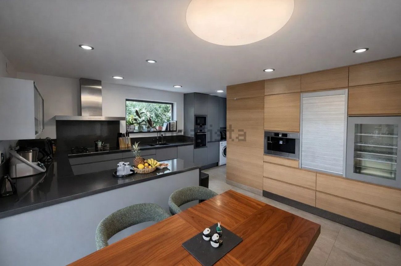 Casa unifamiliar en alquiler en Castelldefels Playa — segunda línea de mar con jardín, piscina y sauna