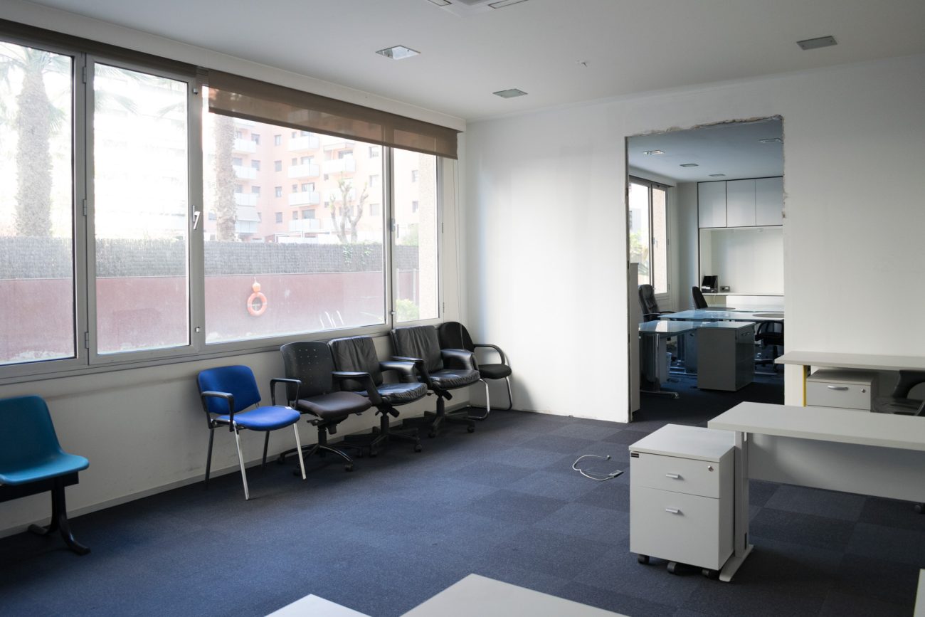 Oficina funcional en una de las calles principales de Barcelona