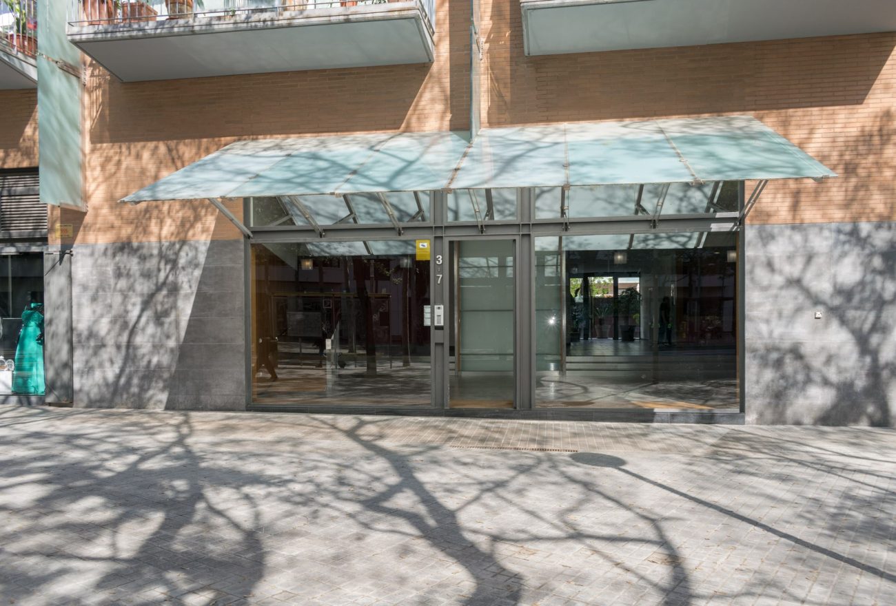 Oficina funcional en una de las calles principales de Barcelona