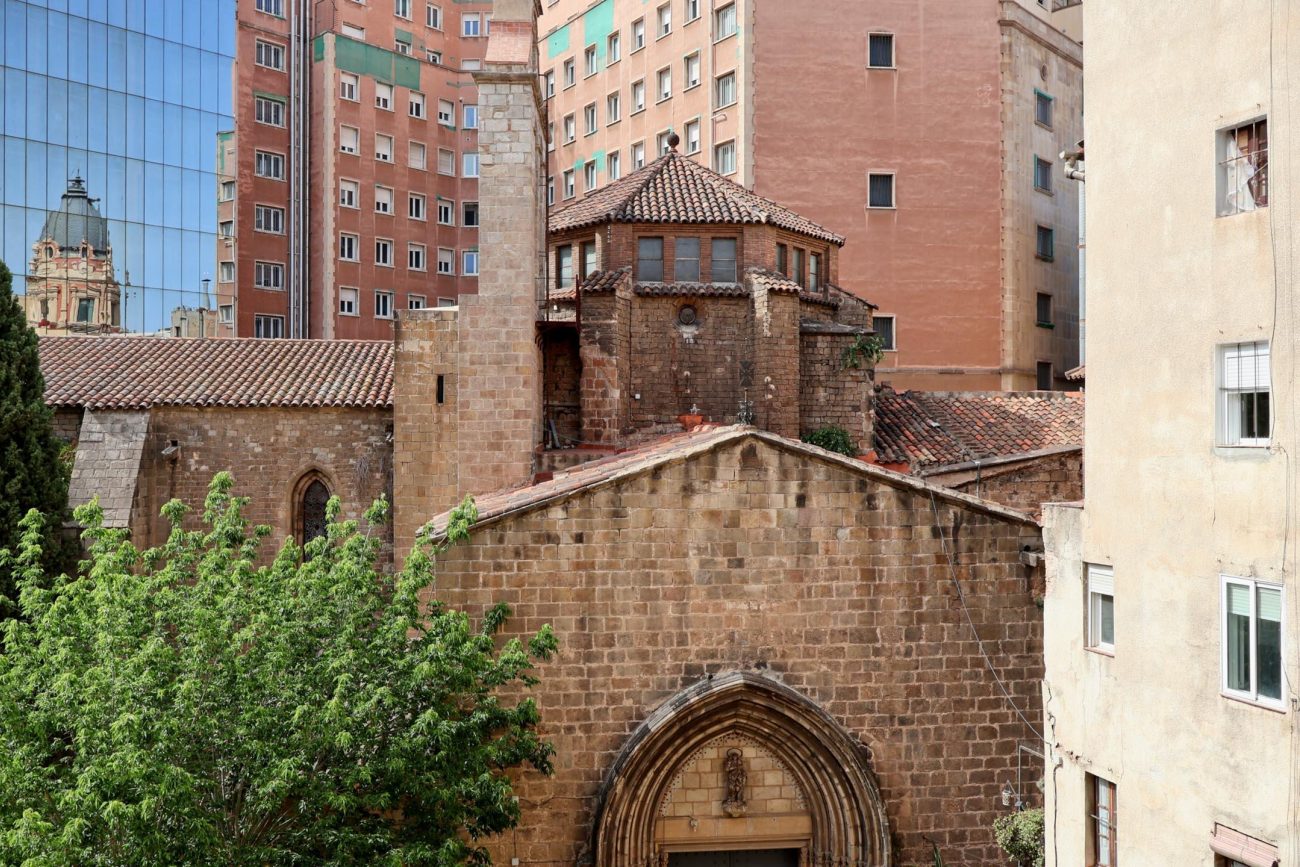 Piso en venta en el Barrio Gótico, Barcelona — edificio histórico con vistas a iglesia