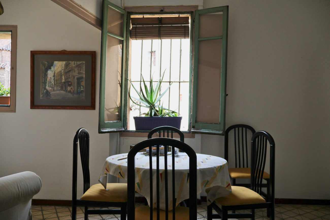 Piso en venta en el Barrio Gótico, Barcelona — edificio histórico con vistas a iglesia