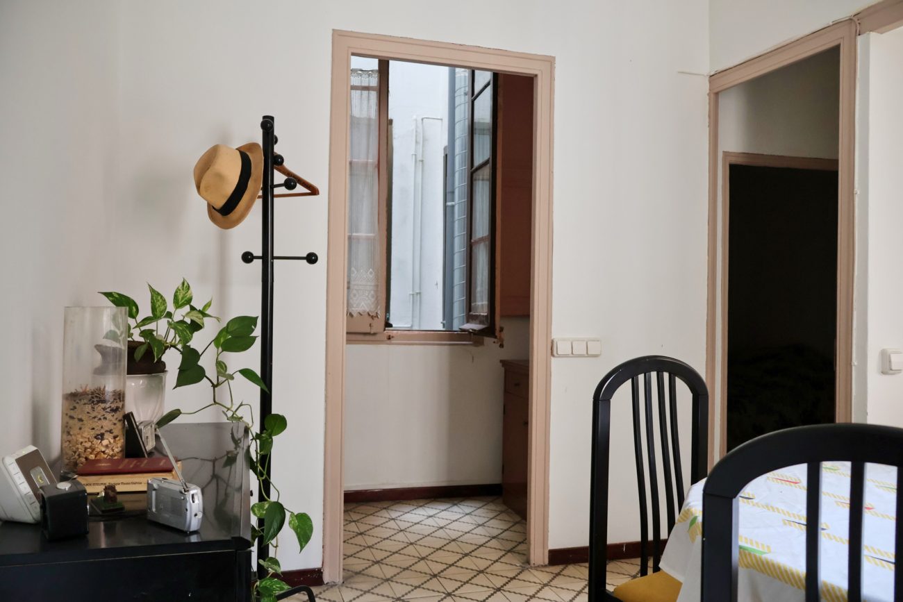 Piso en venta en el Barrio Gótico, Barcelona — edificio histórico con vistas a iglesia