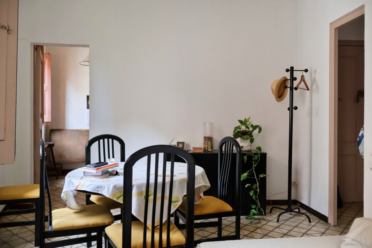 Piso en venta en el Barrio Gótico, Barcelona — edificio histórico con vistas a iglesia