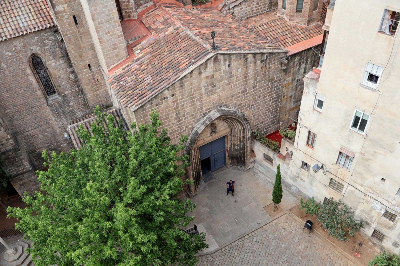Piso en venta en el Barrio Gótico, Barcelona — edificio histórico con vistas a iglesia
