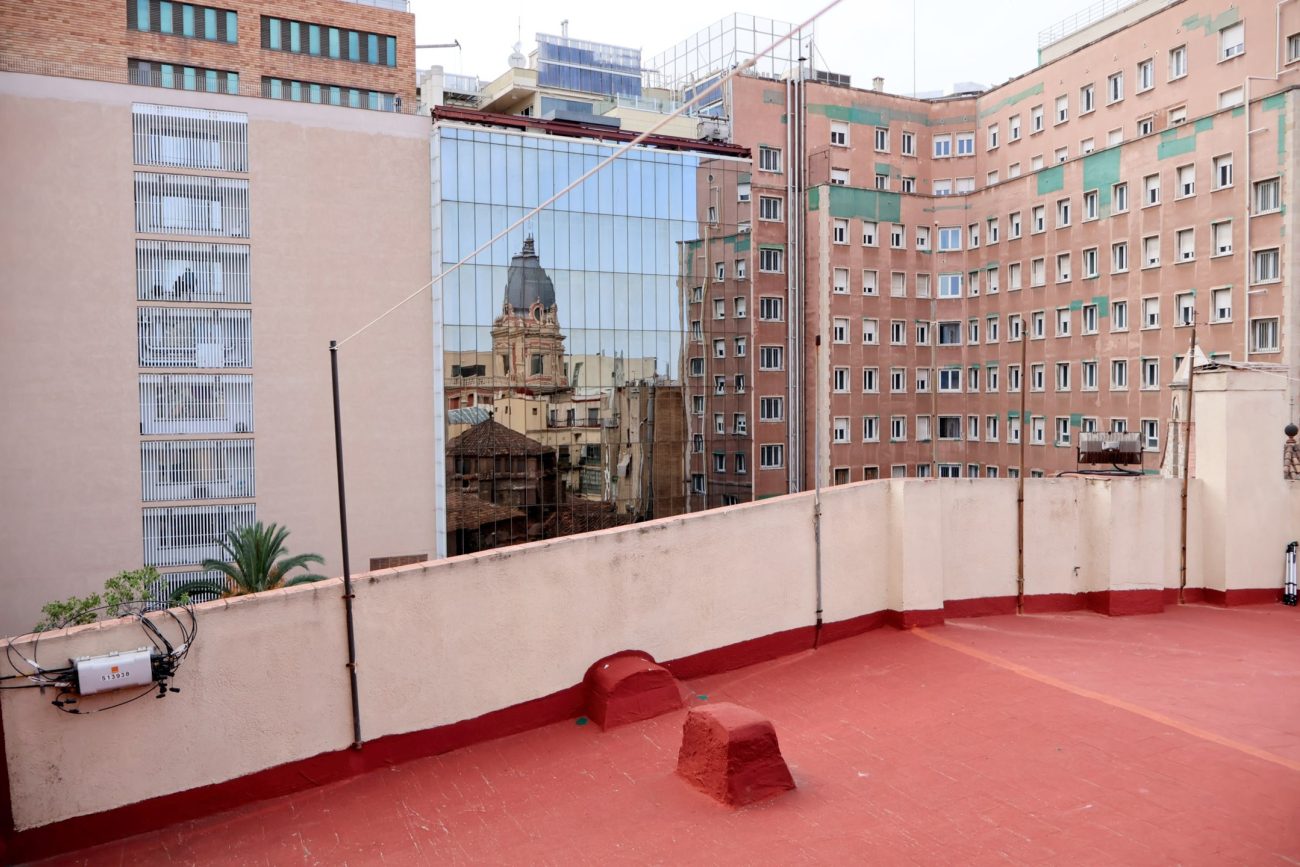 Piso en venta en el Barrio Gótico, Barcelona — edificio histórico con vistas a iglesia