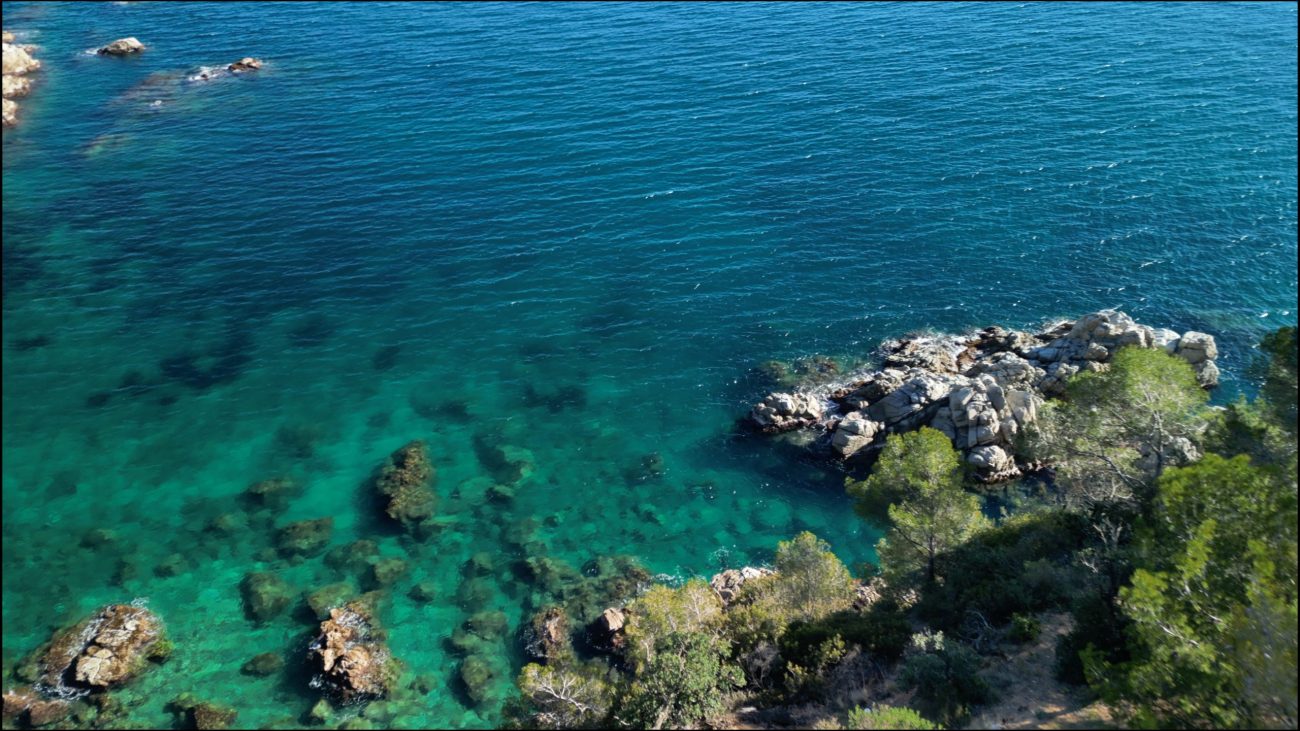 Excepcional parcela en primera línea de mar con playa privada