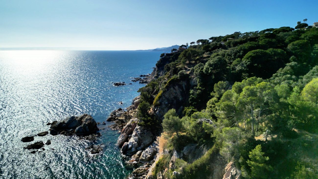 Excepcional parcela en primera línea de mar con playa privada