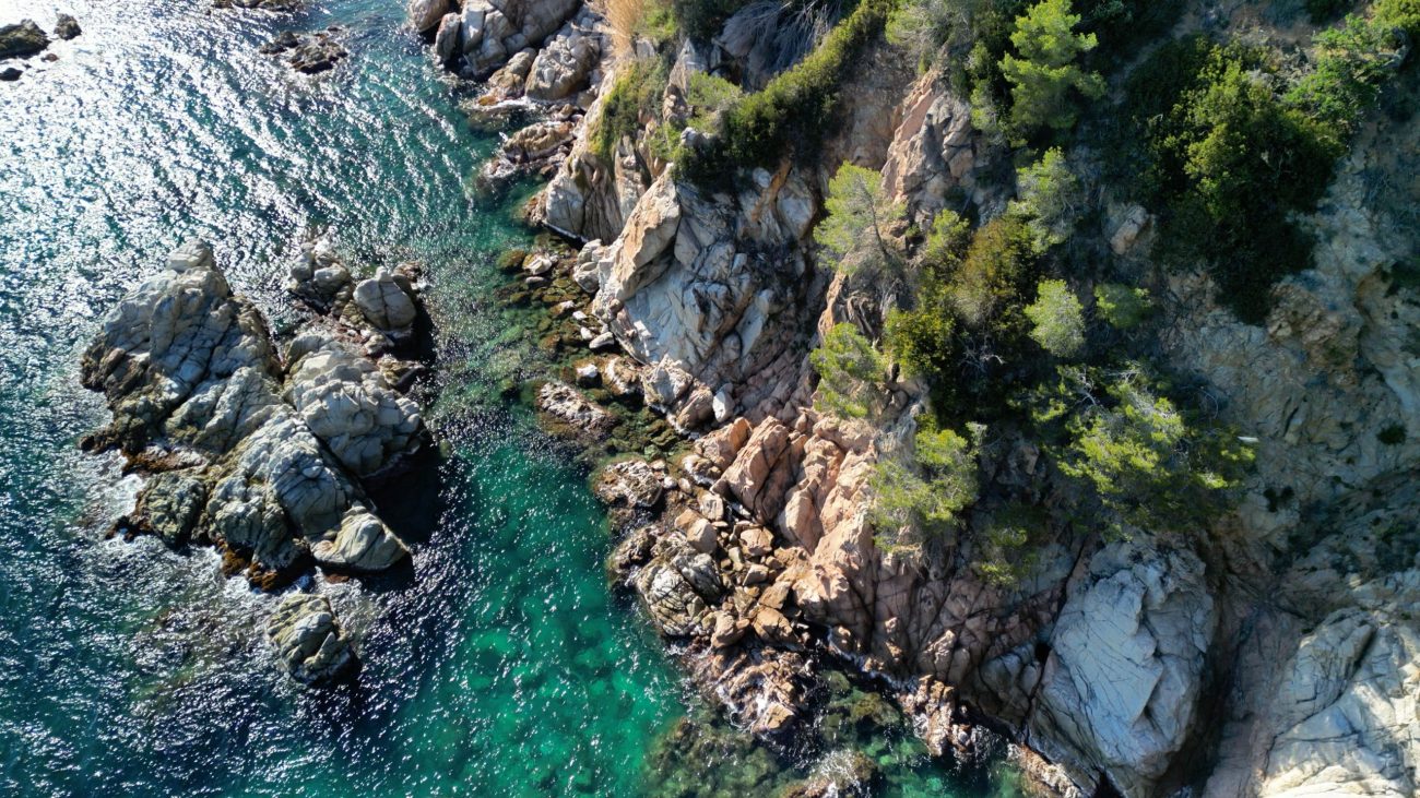 Excepcional parcela en primera línea de mar con playa privada