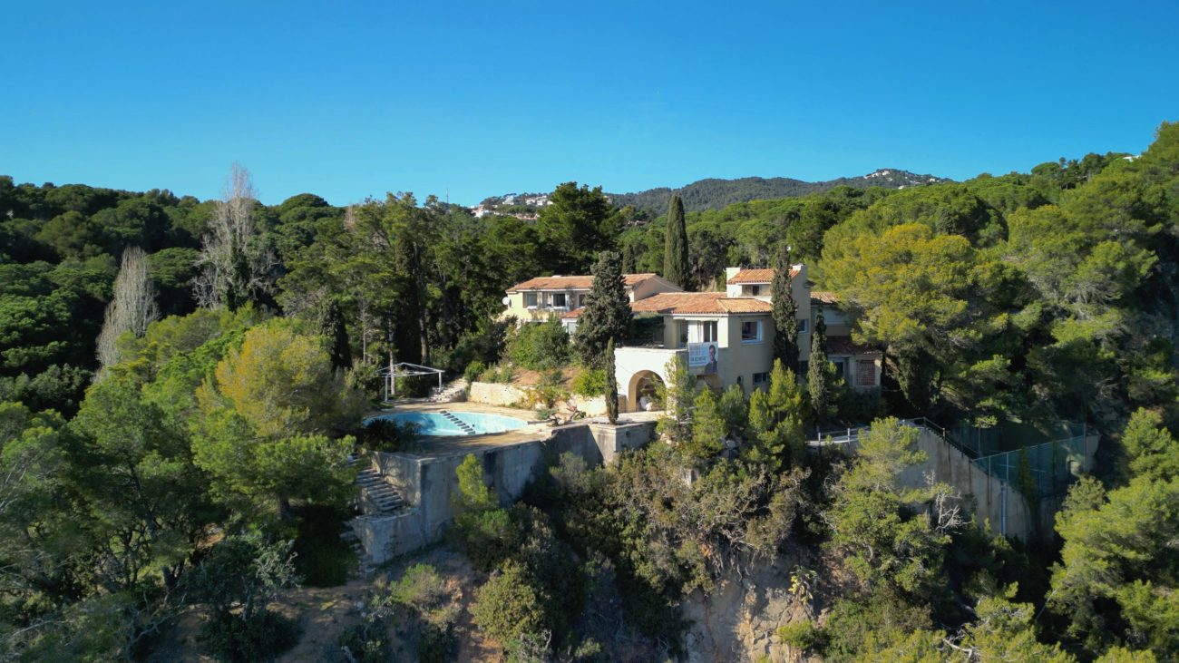 Excepcional parcela en primera línea de mar con playa privada