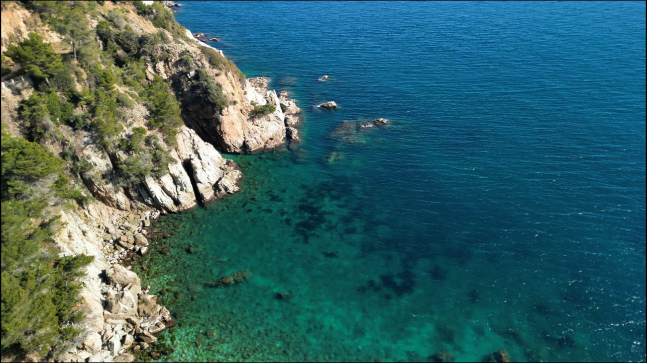 Excepcional parcela en primera línea de mar con playa privada