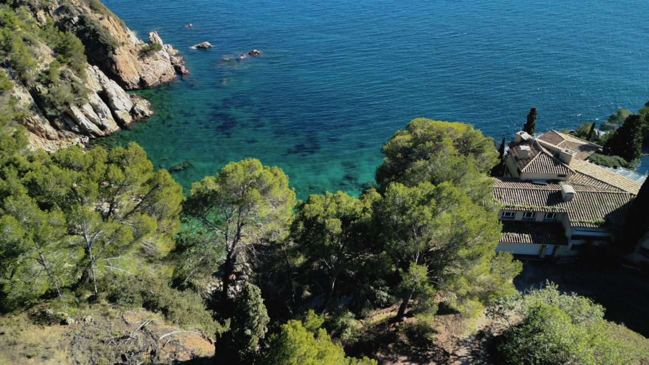 Excepcional parcela en primera línea de mar con playa privada