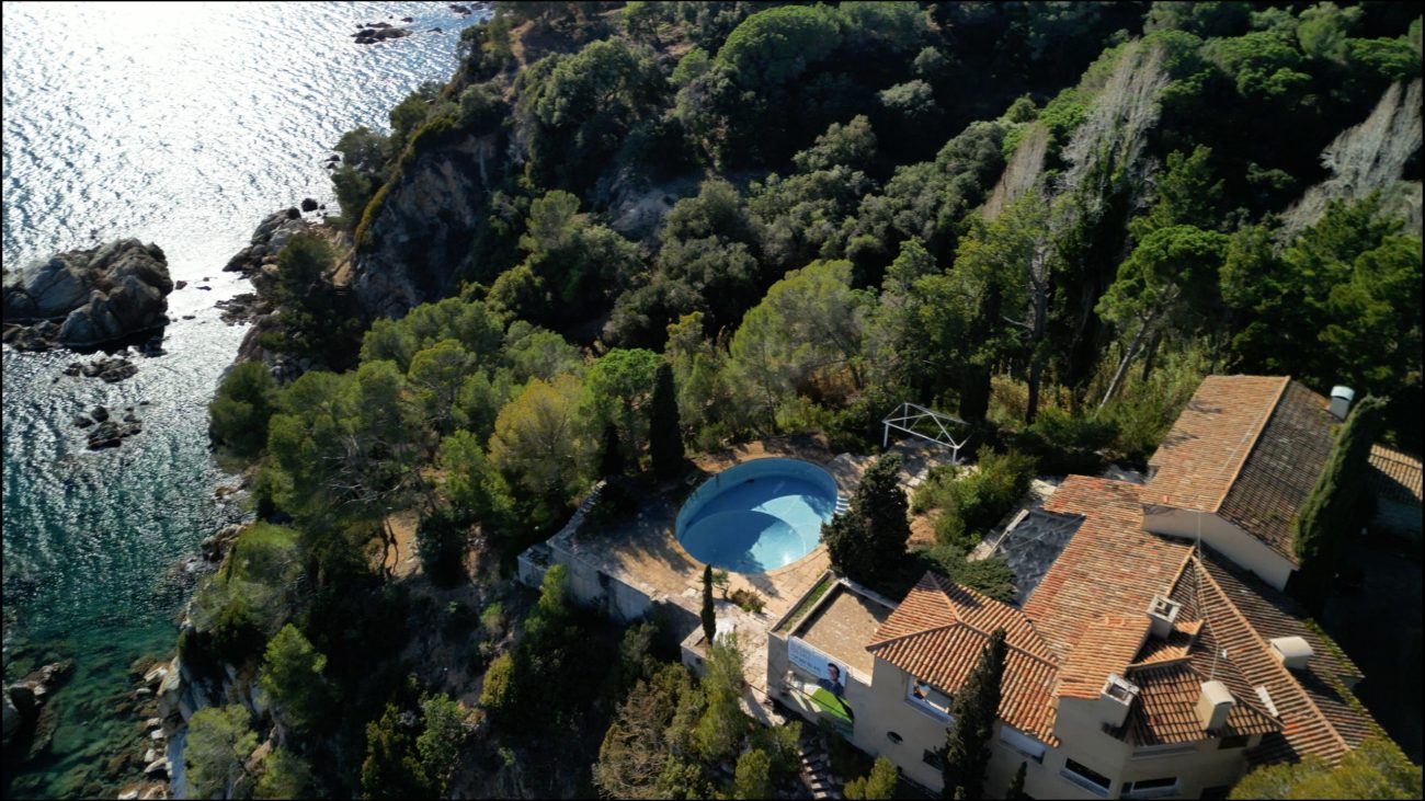 Excepcional parcela en primera línea de mar con playa privada