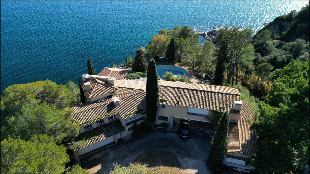 Excepcional parcela en primera línea de mar con playa privada