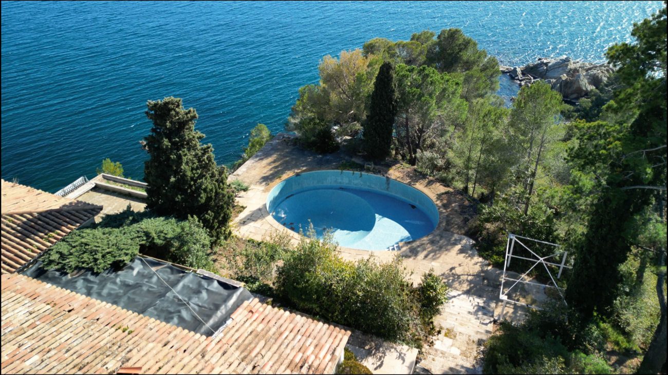 Excepcional parcela en primera línea de mar con playa privada