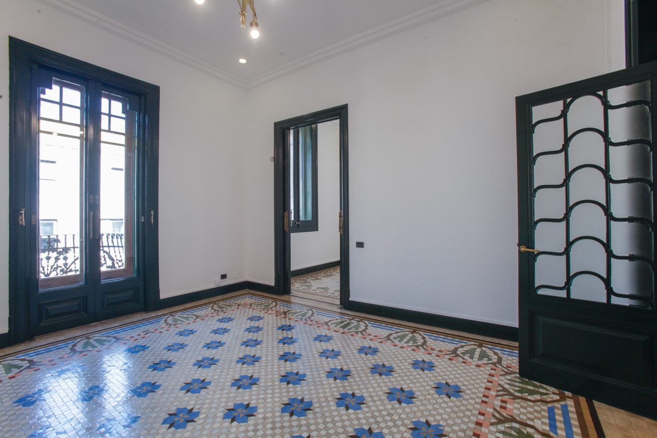 Oficina totalmente reformada en edificio modernista
