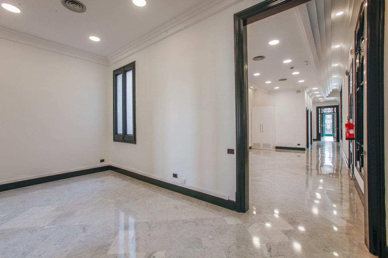 Oficina totalmente reformada en edificio modernista