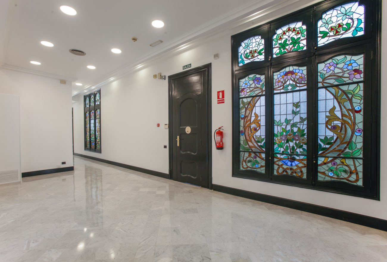 Oficina totalmente reformada en edificio modernista