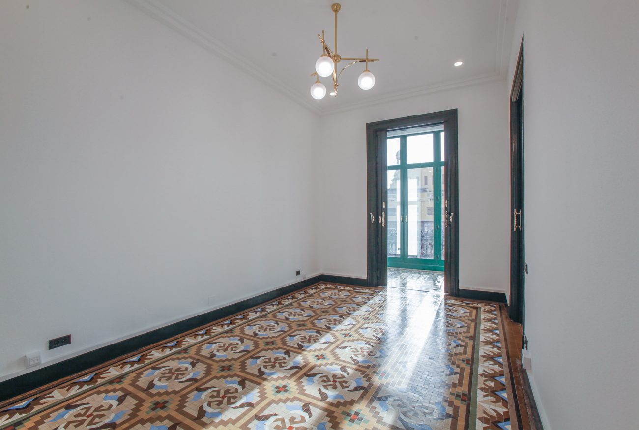 Oficina totalmente reformada en edificio modernista