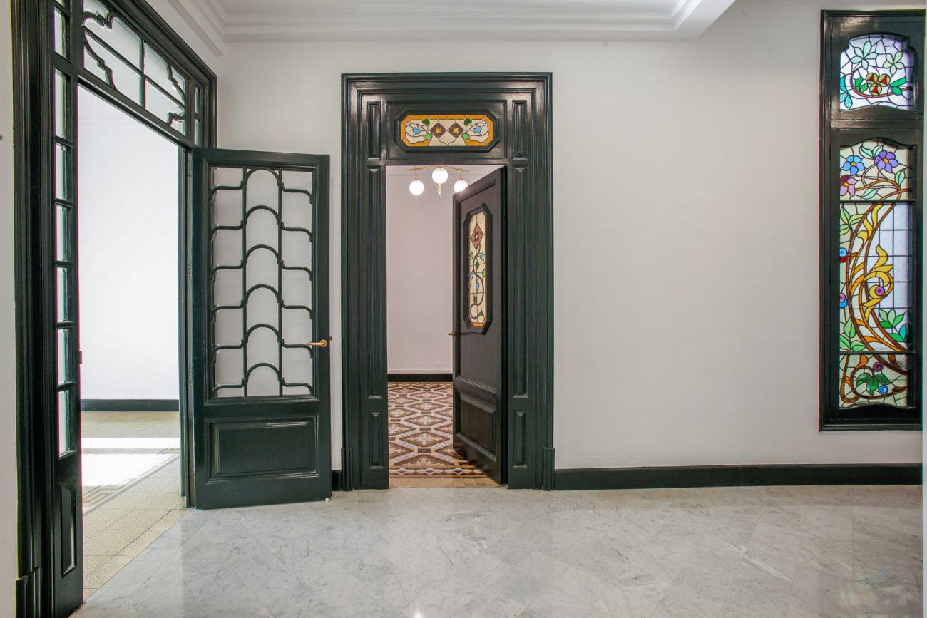 Oficina totalmente reformada en edificio modernista