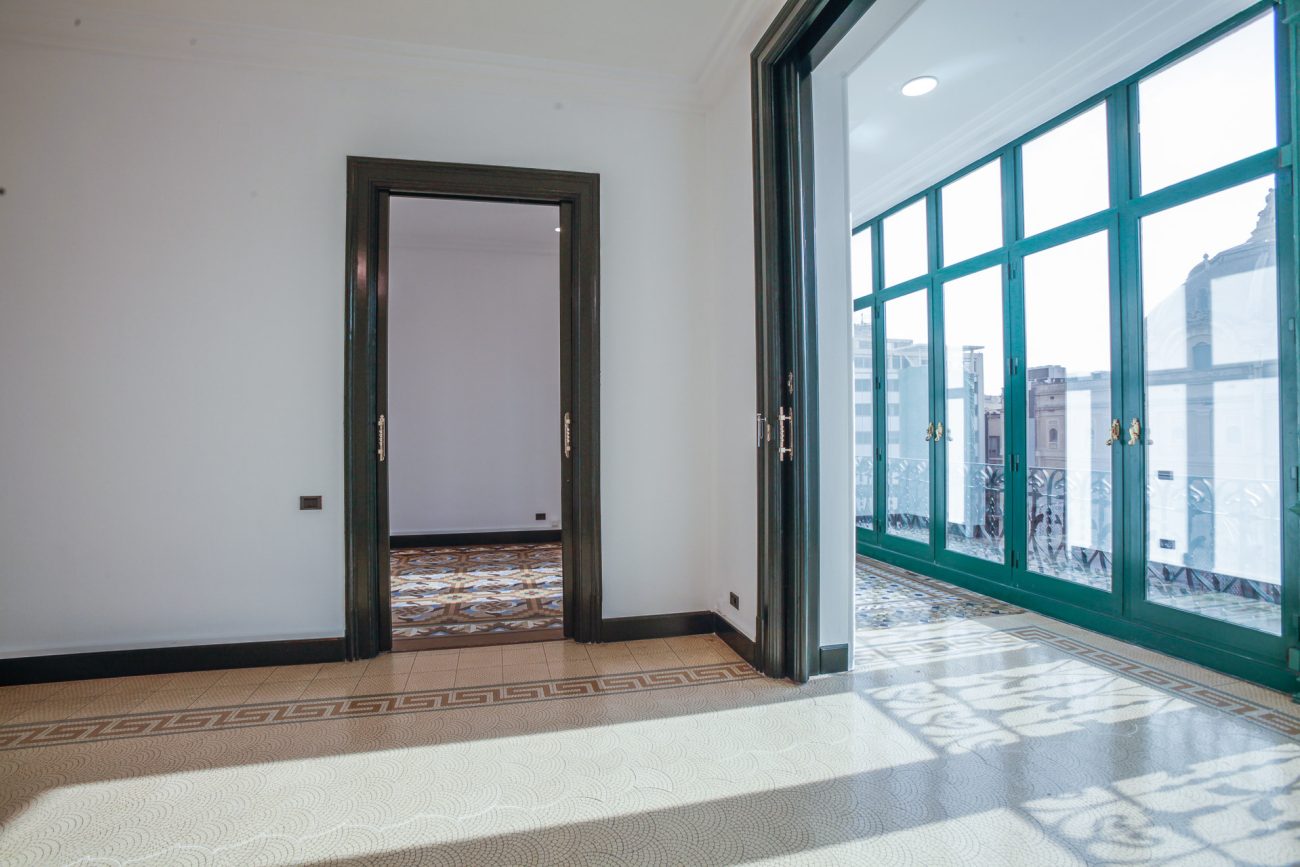 Oficina totalmente reformada en edificio modernista