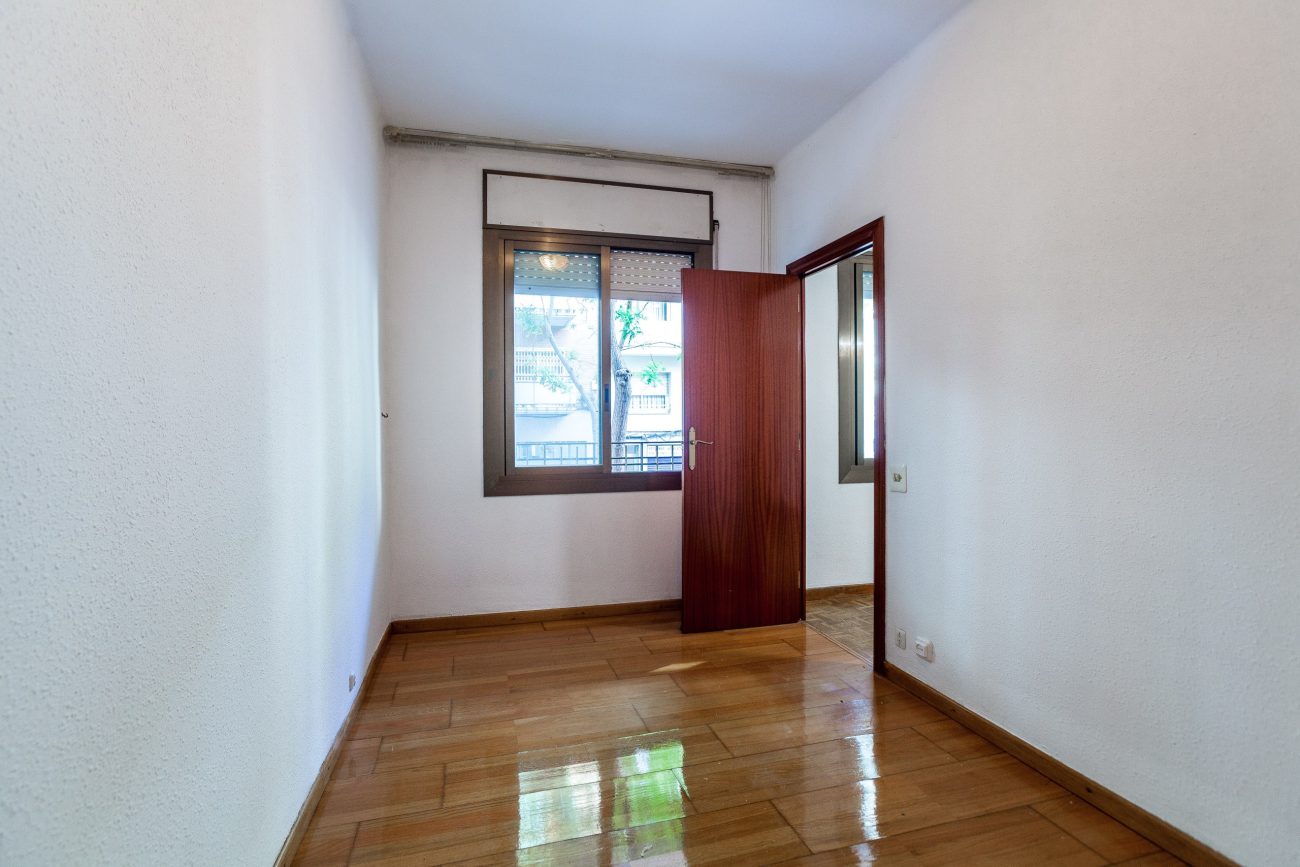 Encantador Piso a Reformar en Font de la Guatlla, a los Pies de Montjuic