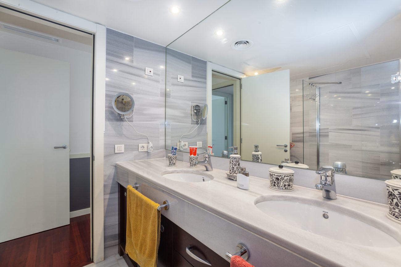Apartamento frente al mar con vistas panorámicas en el complejo residencial más prestigioso de Barcelona