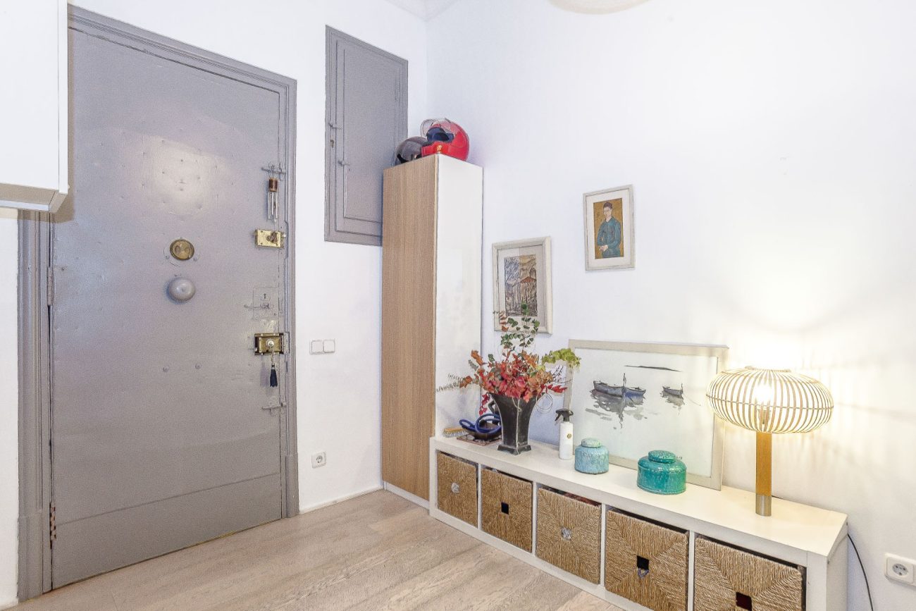 Luminoso apartamento con terraza en Enric Granados